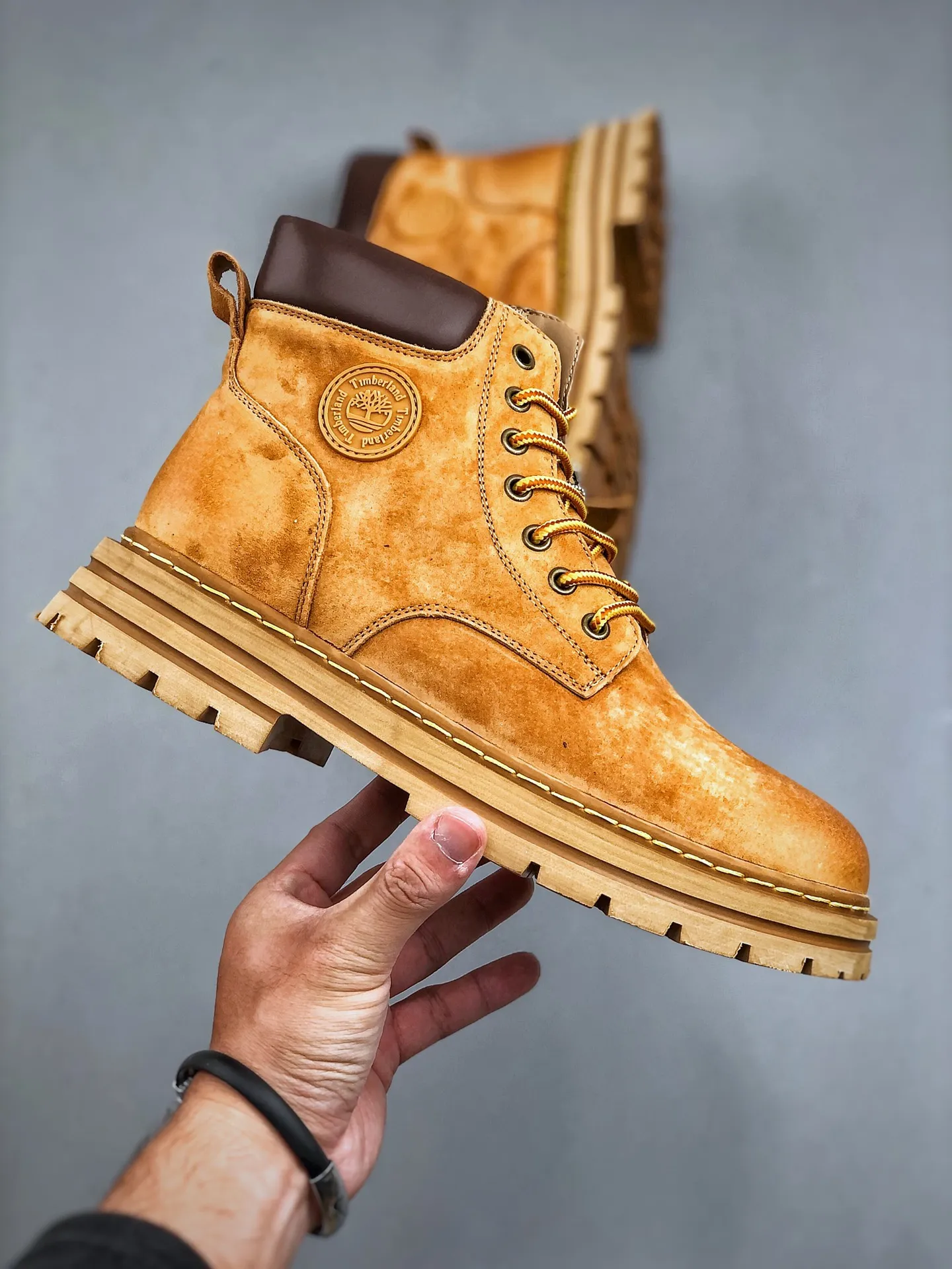Local 💰560 core recommendation, good price, new goods 🚀Timberland Timberland/Timberland outdoor high-top casual rhubarb boots series #Guangdong Dachang quality original box original packaging #25ss new fashion trend matching The fabric is made of Italian 🇮🇹 top frosted fine-grained cowhide with anti-odor and anti-corrosion genuine leather latex insoles. The outsole and hardware are all made from OEM raw materials. The same process as the original Goodyear never-opening process Good products do not kill pigs. The quality of the first order is strictly controlled. Exclusively released on the entire network. The quality is beyond doubt. The whole set of official website unified packaging gives you a perfect wearing experience. The quality is exquisite and durable. A must-have for sportsmen. Specially designed to prevent handsomeness. High-quality and first-class foot feel. This winter, it is specially used for cold protection and outdoor use. Daily casual matching. Size: 39 40 41 42 43 44 (leather shoe size)